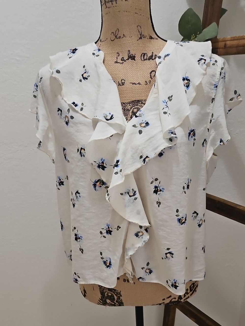 Size L Universal Thread White Ruffle Floral V-Neck Blouse